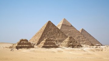 Dünyanın Yedi Harikasından biri olan Giza Piramitlerinin etrafına yaptığımız golf saha inşaatı tamamlanma aşamasında